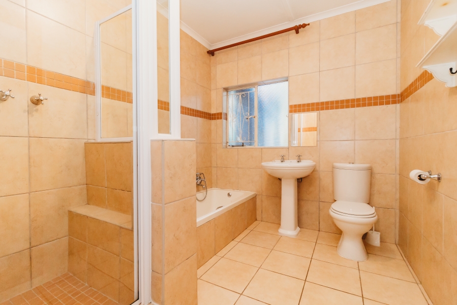 6 Bedroom Property for Sale in Heatherlands Western Cape